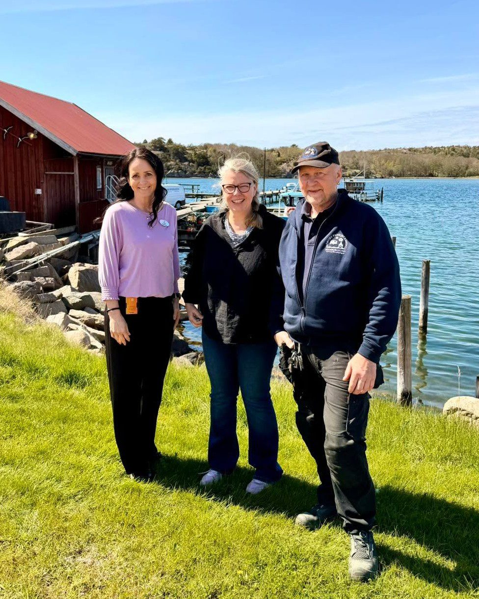 Jonas och Helene Bergman på Rörviks Camping tillsammans med Sparbanken Tanums företagsrådgivare Sara Moberg