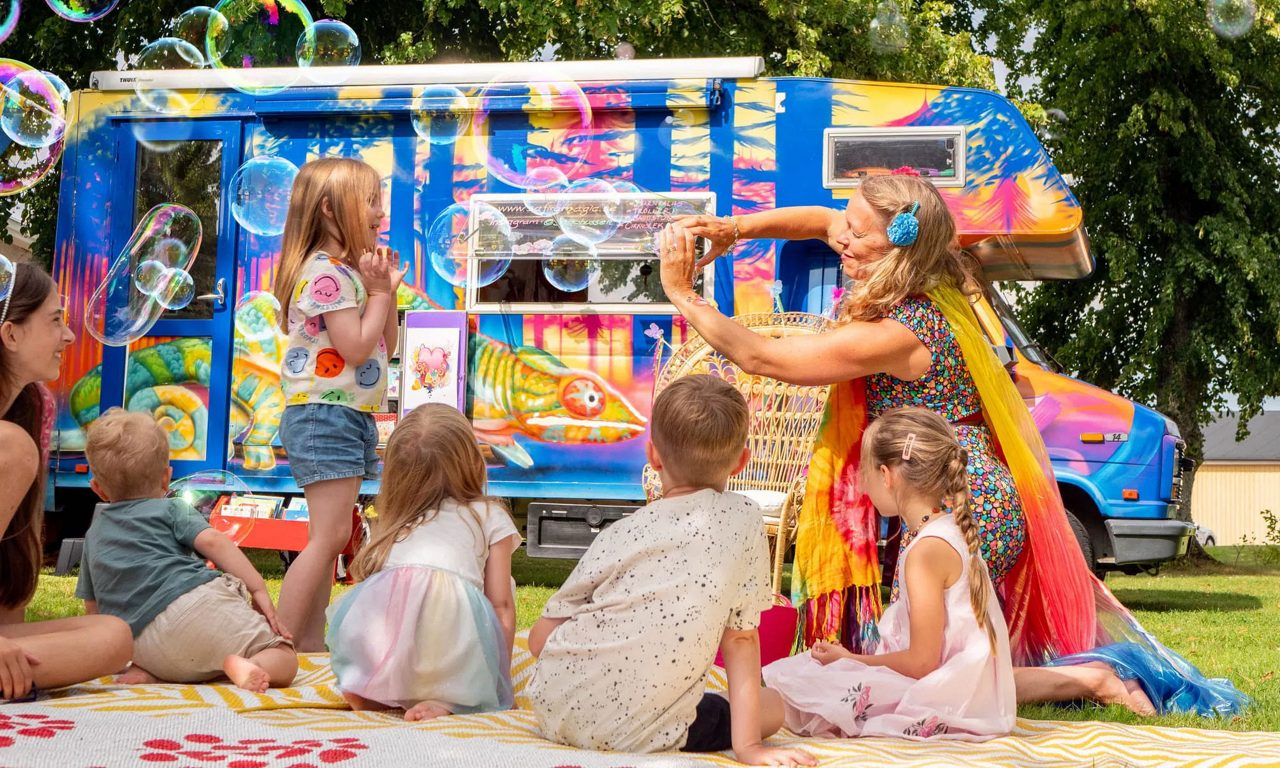 Kvinna och barn blåser såpbubblor utomhus