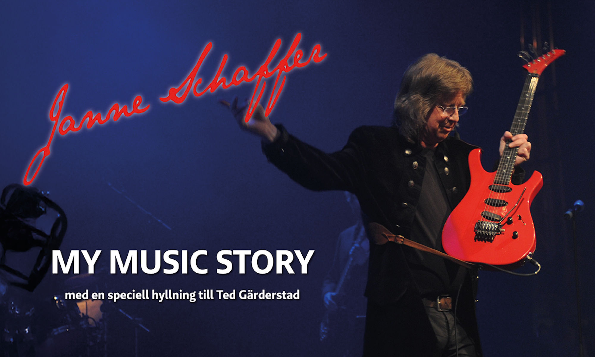 En gitarrist spelar elgitarr på scen under dramatiskt blått ljus. Texten på bilden lyder ”Janne Schaffer” i röd, skrivstilsliknande text och ”MY MUSIC STORY”.