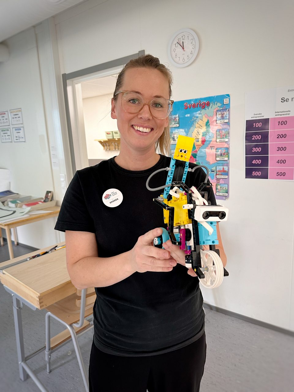 Amanda Grafström på 2047 Science Center håller i en sådan robot som eleverna får lära sig programmera under en lektion.