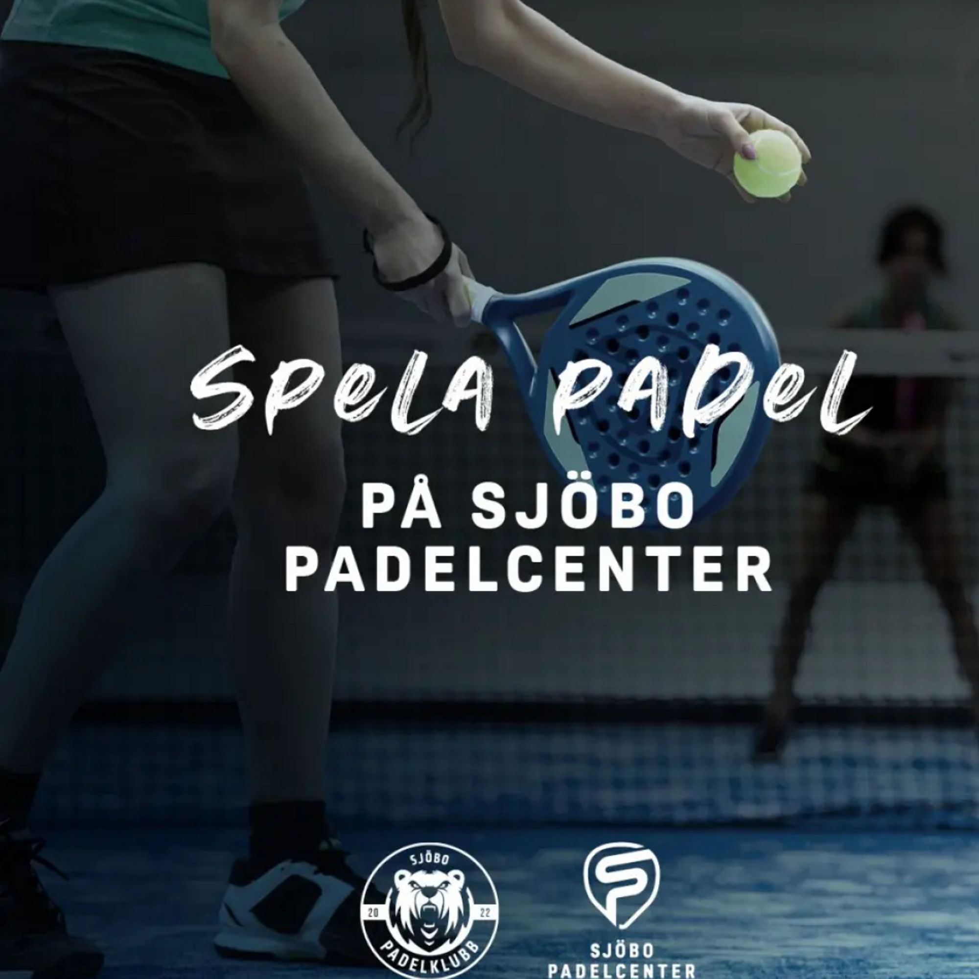 En person som håller ett padelrack och boll och texten Spela padel på Sjöbo padelcenter.