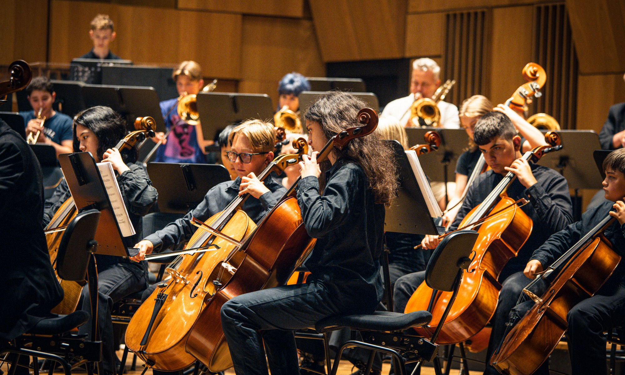 Barn i en symfoniorkester spelar cello