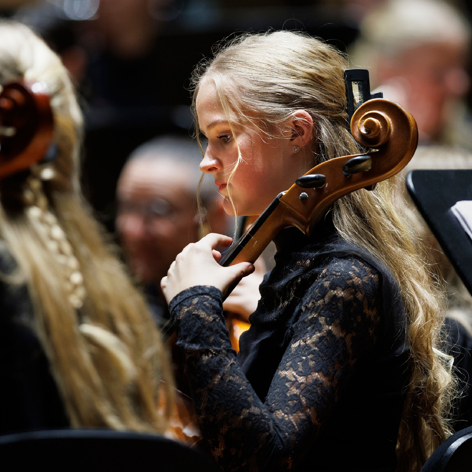 Barn i en symfoniorkester spelar cello