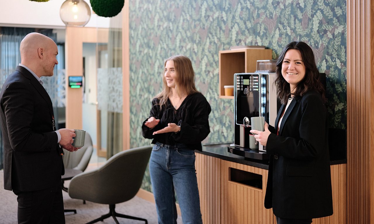 Leende människor på deras kontor