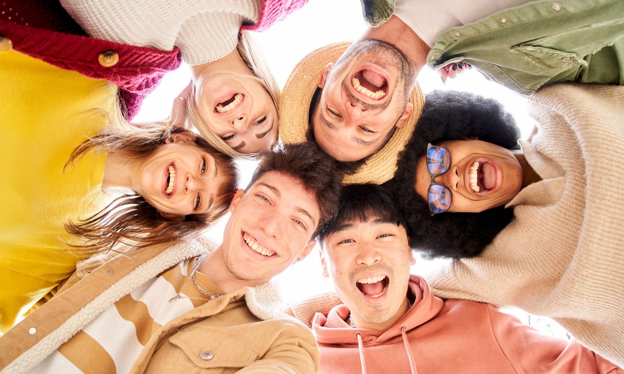 Sex glada ungdomar tittar in i kameran