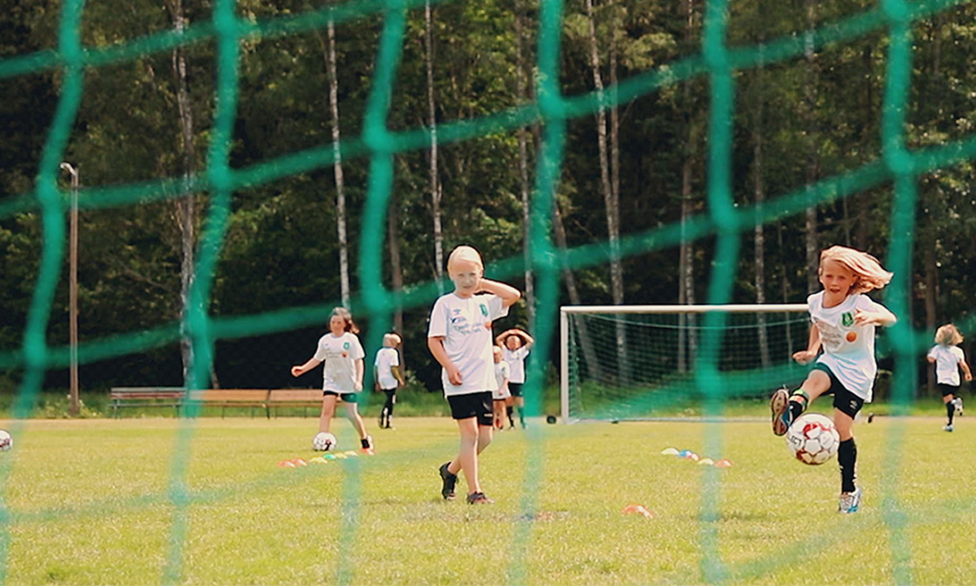 Barn som spelar fotboll