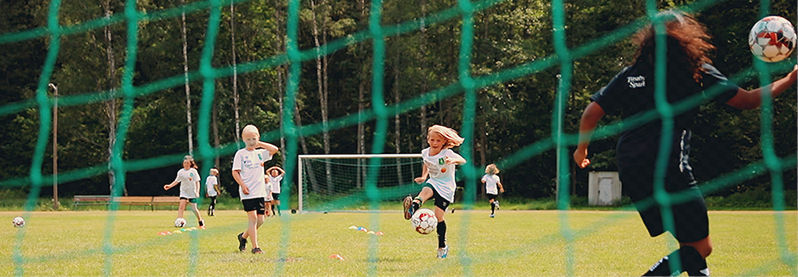 Barn som spelar fotboll