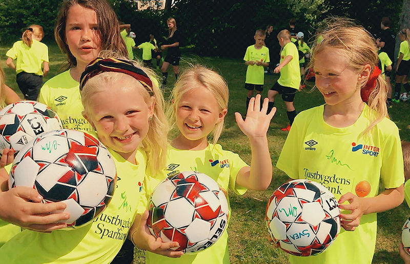 Barn på fotbollsskola