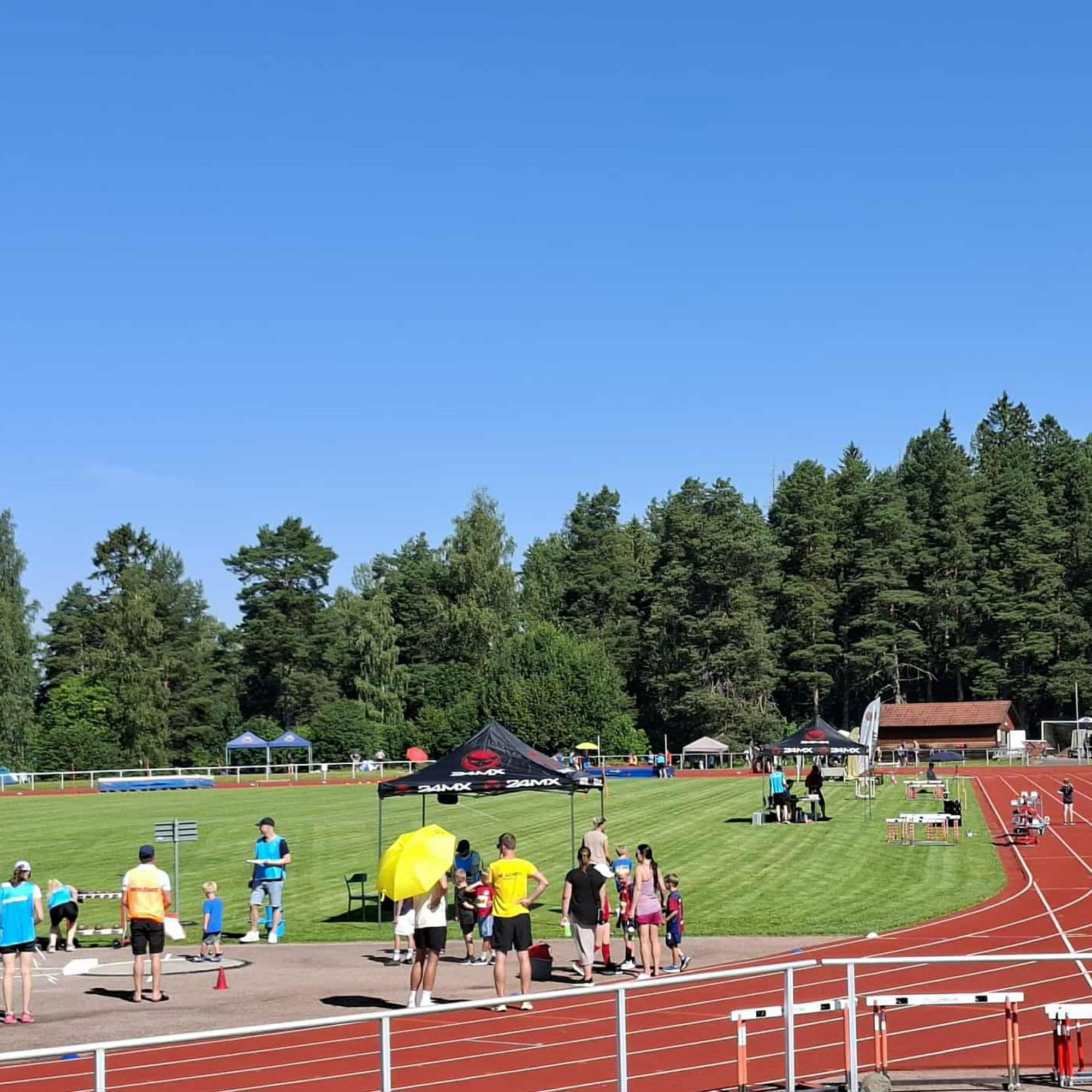 Barn och ungdomar tävlar i friidrott på Siljansvallen i Leksand under Sparbanksspelen.