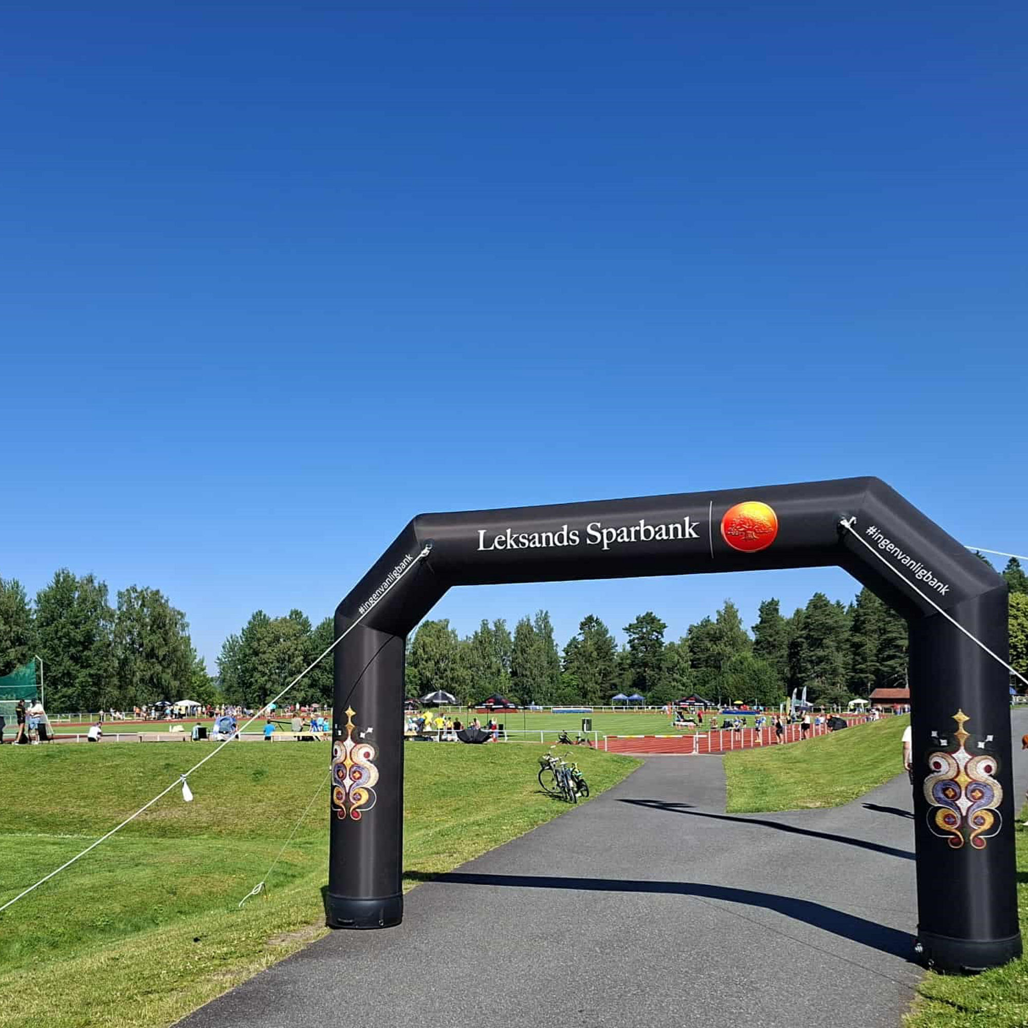 Barn och ungdomar tävlar i friidrott på Siljansvallen i Leksand under Sparbanksspelen.