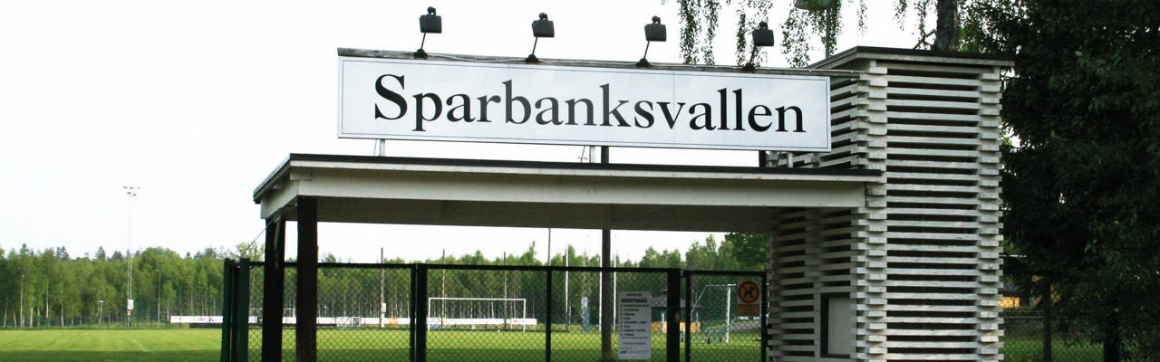 en bild på entrén till Sparbanksvallen i Bjärnum. Fotbollsplatsen i byn.