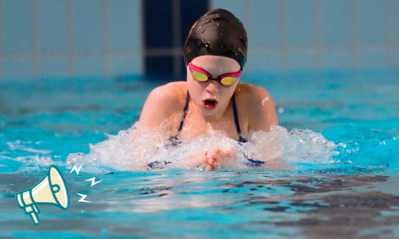 Flicka simmar i pool