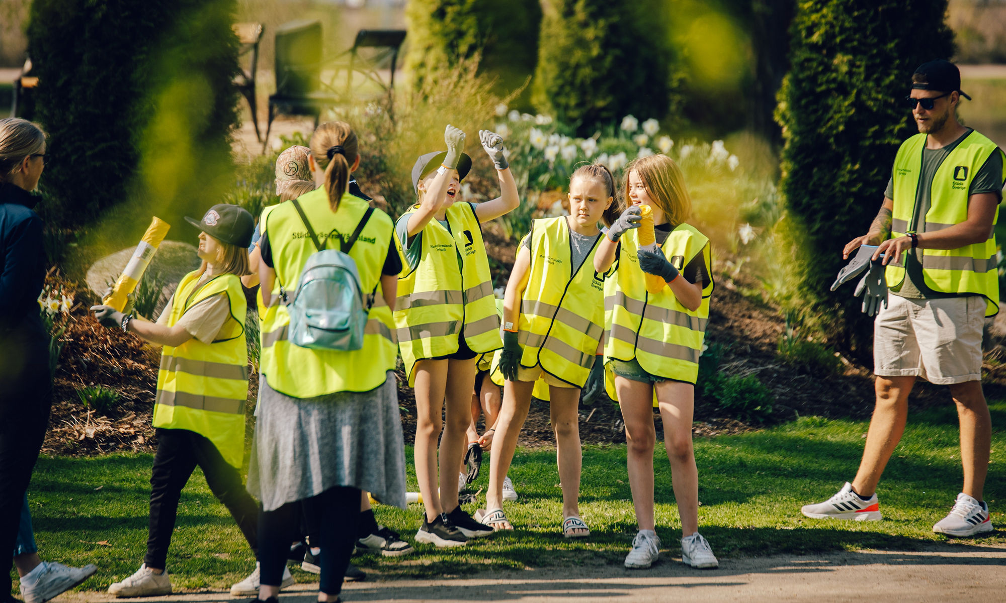 barn som skrattar och leker