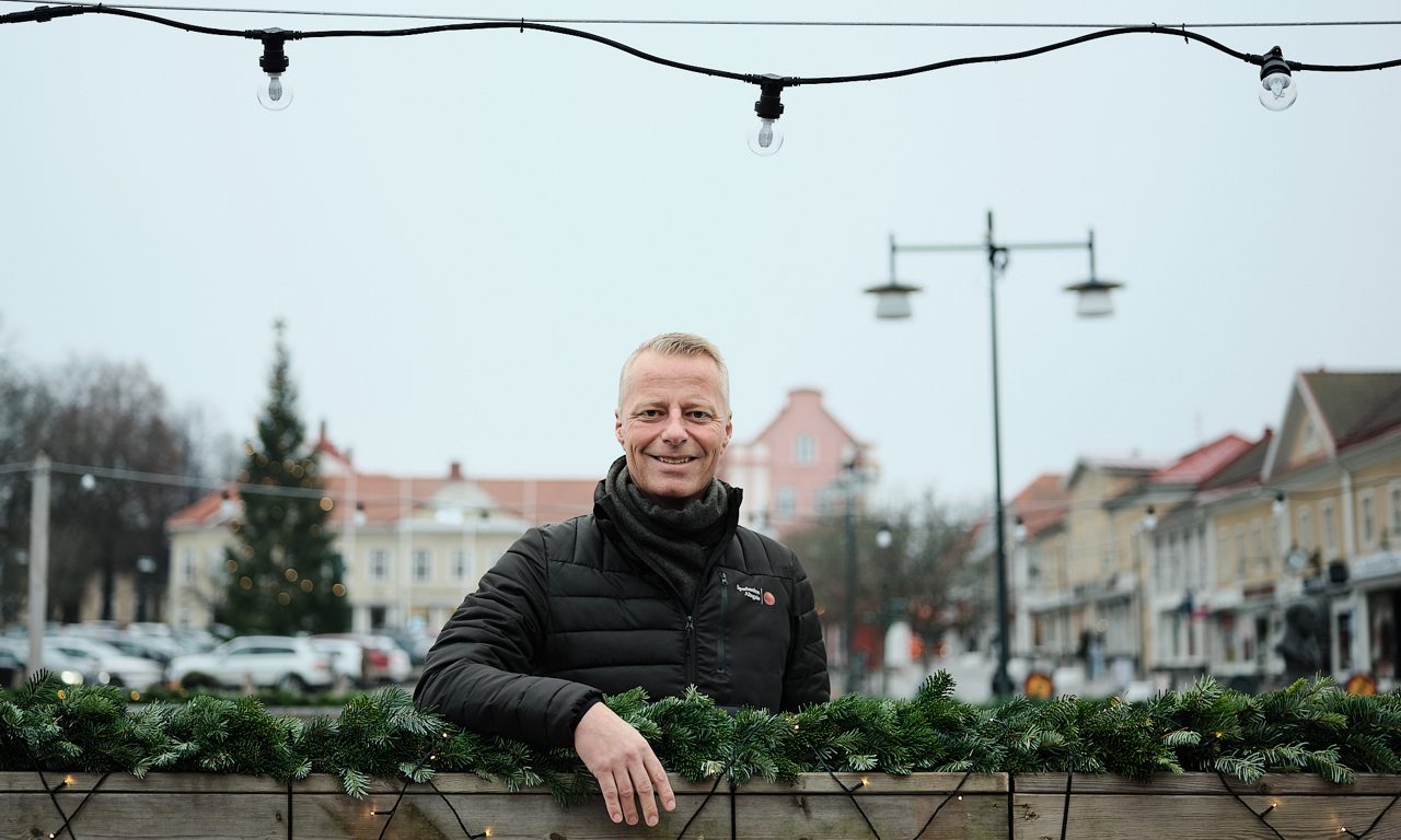 En man som står vid en skidskorink