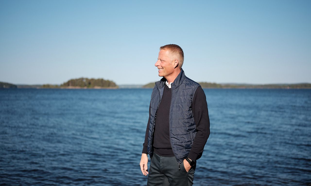 En man som står vid en sjö