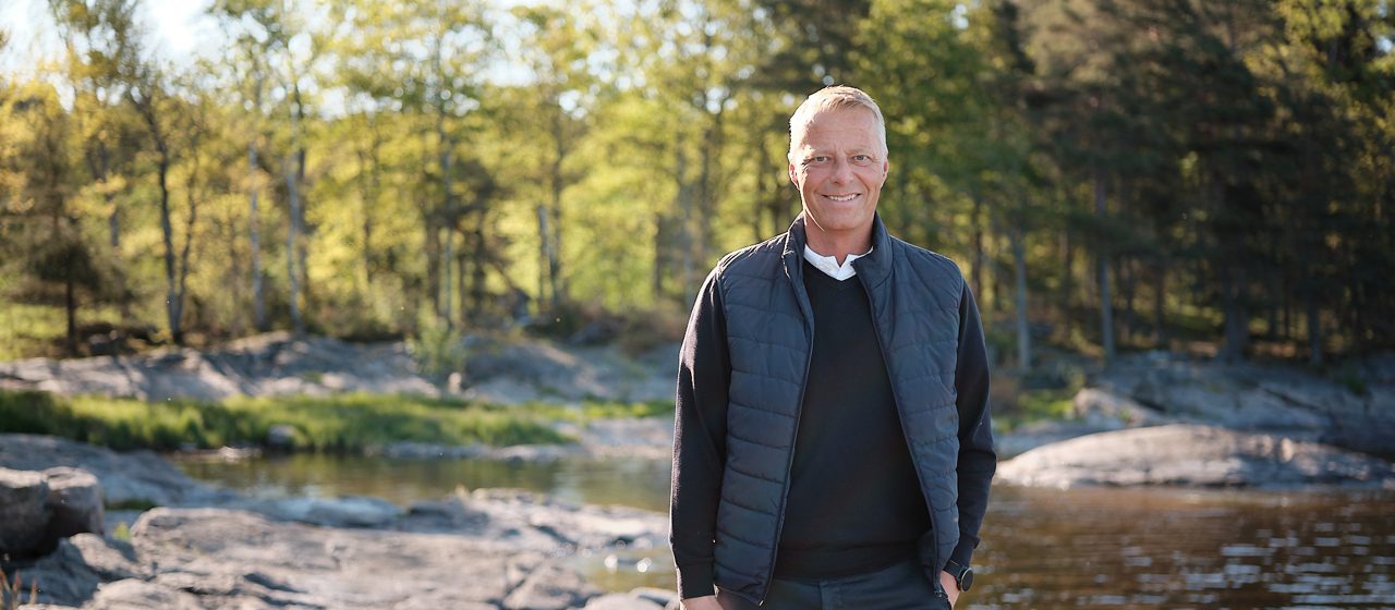 En man som står vid en sjö