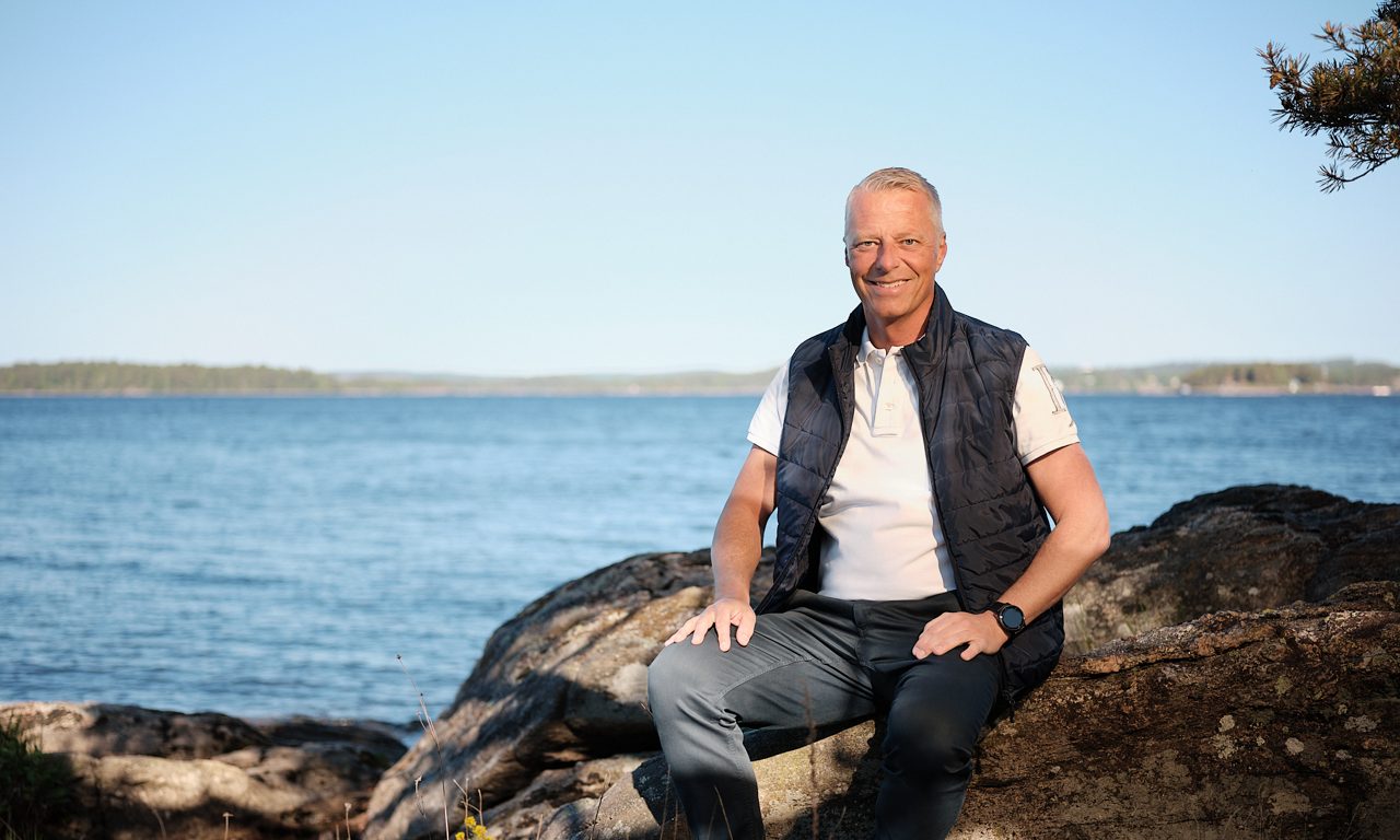 Man som sitter vid en sjö
