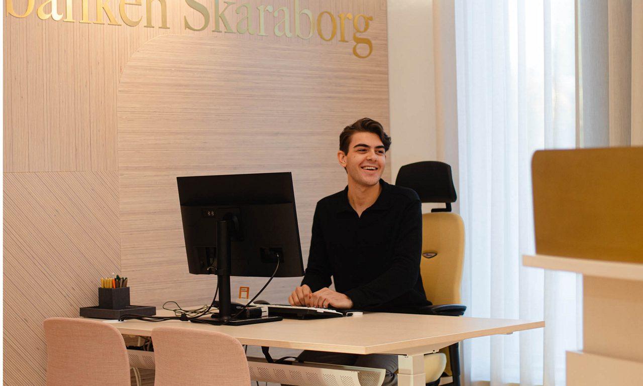 Rådgivare vid datorskärm i kundtjänst på bankkontor