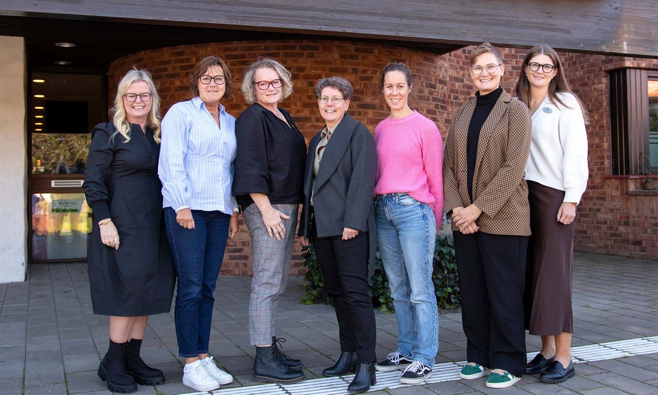 Gruppbild med utdelning av 6 miljoner kronor