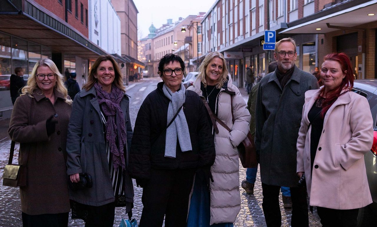 Gruppbild med utdelning för för bättre psykisk hälsa 