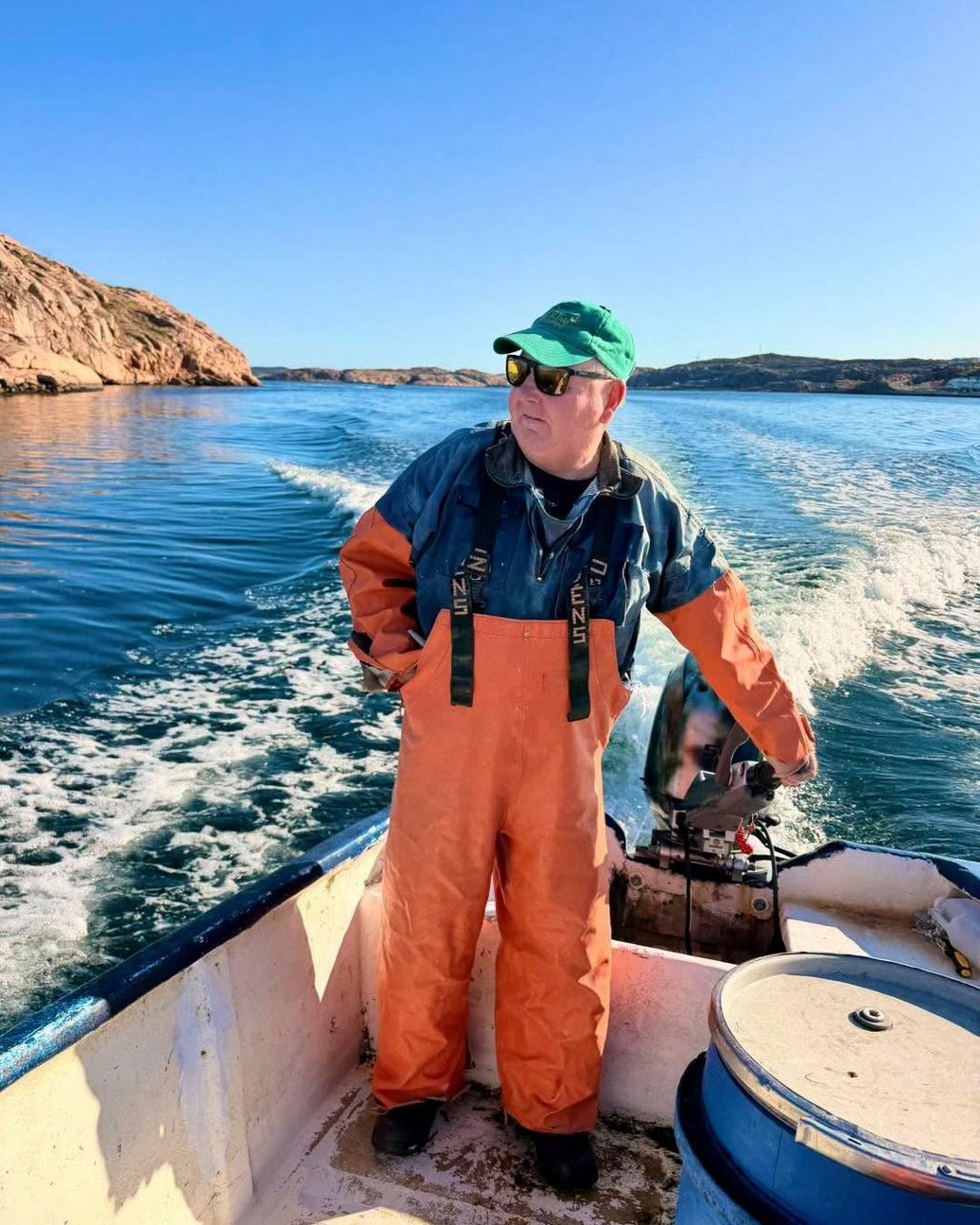 Stig Robertson kör båt ute på havet