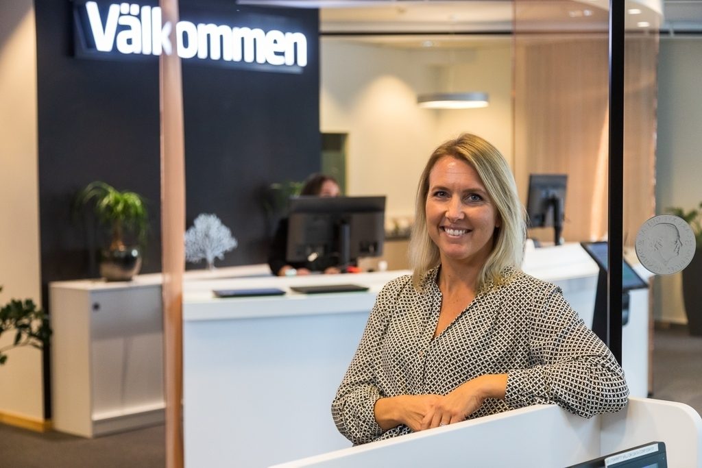 En kvinna står i bankens kundtjänst