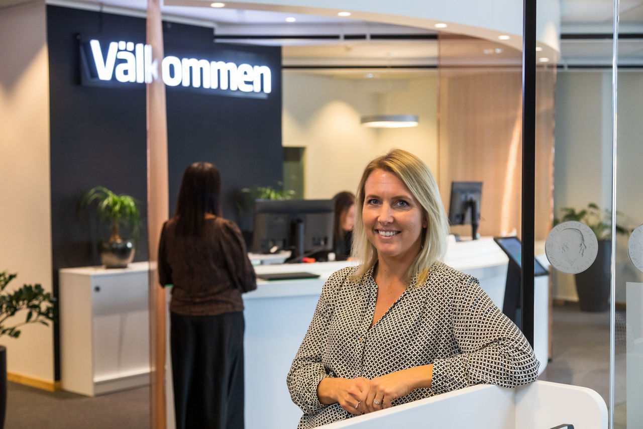 Anna står framför Ekonomibutiken och ler