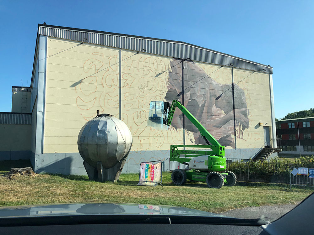 Konstnär målar street art under Bank Street Art festival 2020