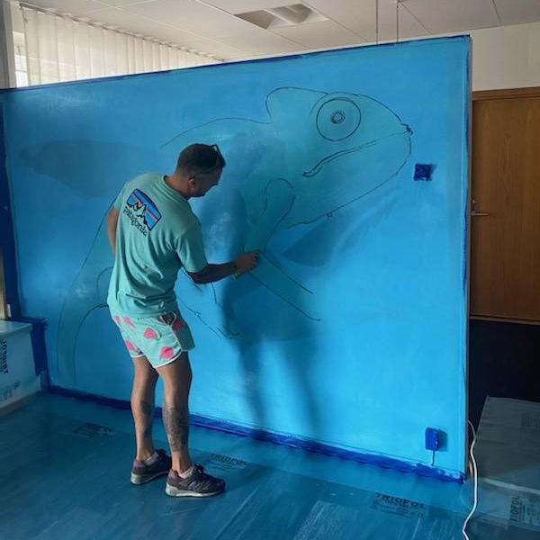 Konstnär målar street art under Bank Street Art festival 2020