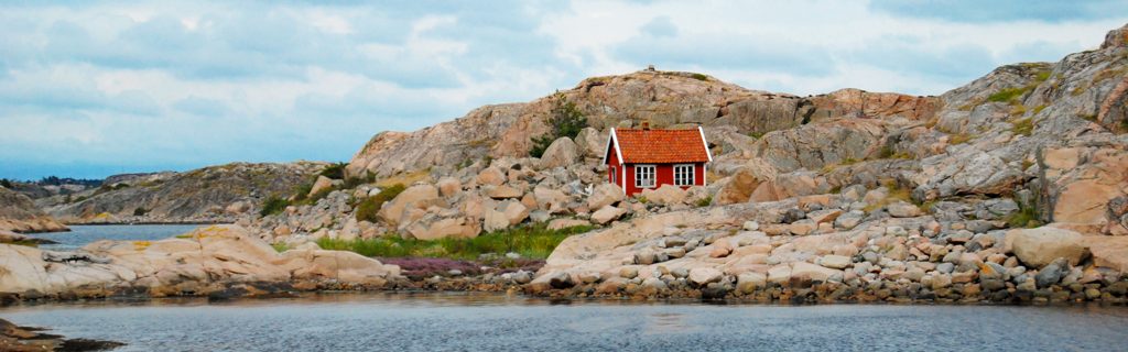 En ensam liten röd stuga i den bohuslänska skärgården.