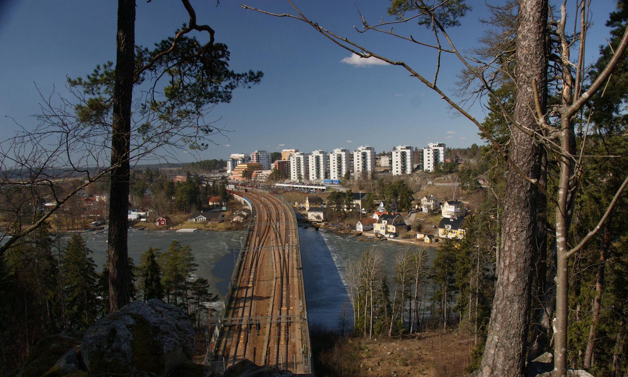 train heading towards kungsangen