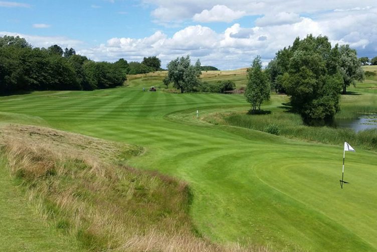 golfbana med green i förgrunden