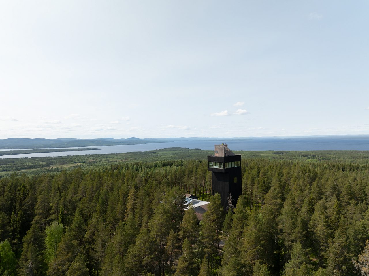 Fågelbild på utsiktstornet i Siljansnäs där man ser tornet och Siljan i bakgrunden.