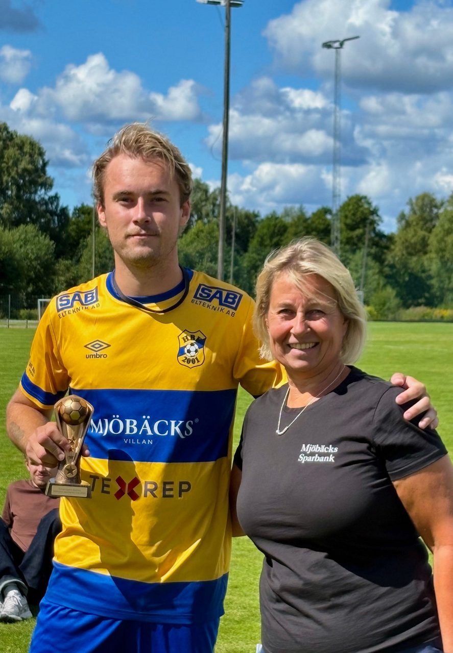 Oliver Lindqvist håller en pokal flankerad av Camilla Persson från Mjöbäcks Sparbank.