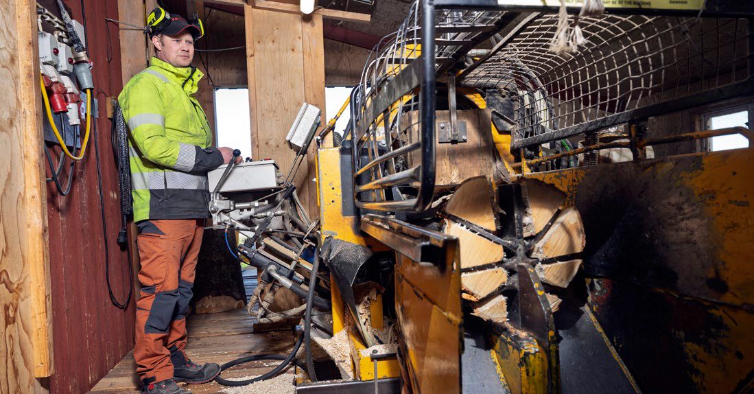 "Vedkungen" står vid sin stora vedklyv