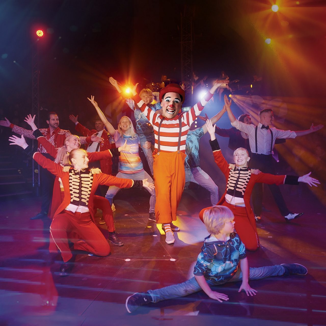 En clown står i mitten av cirkusartister.