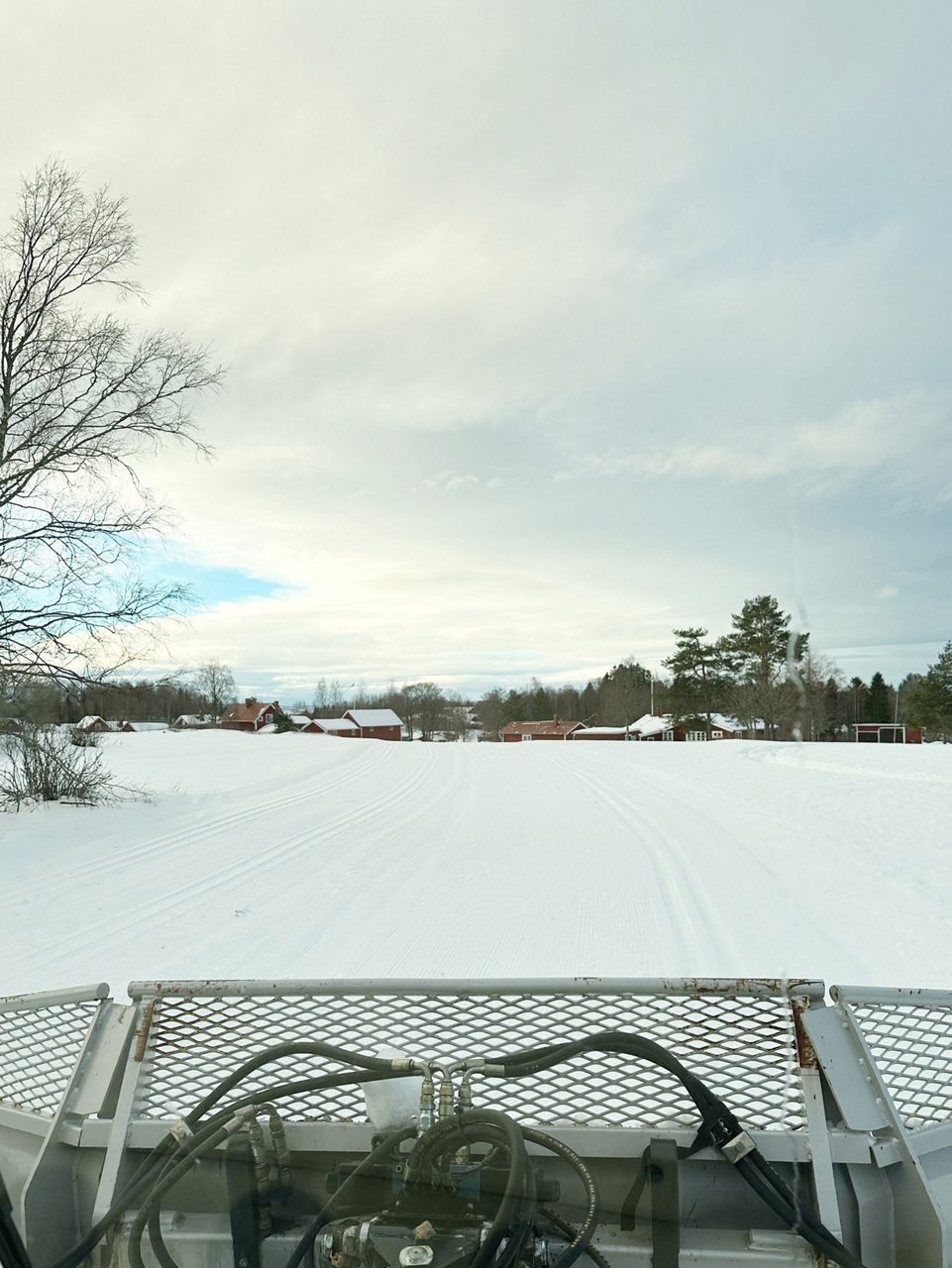 Spårmaskin drar upp skidspår i Boda-Ore.