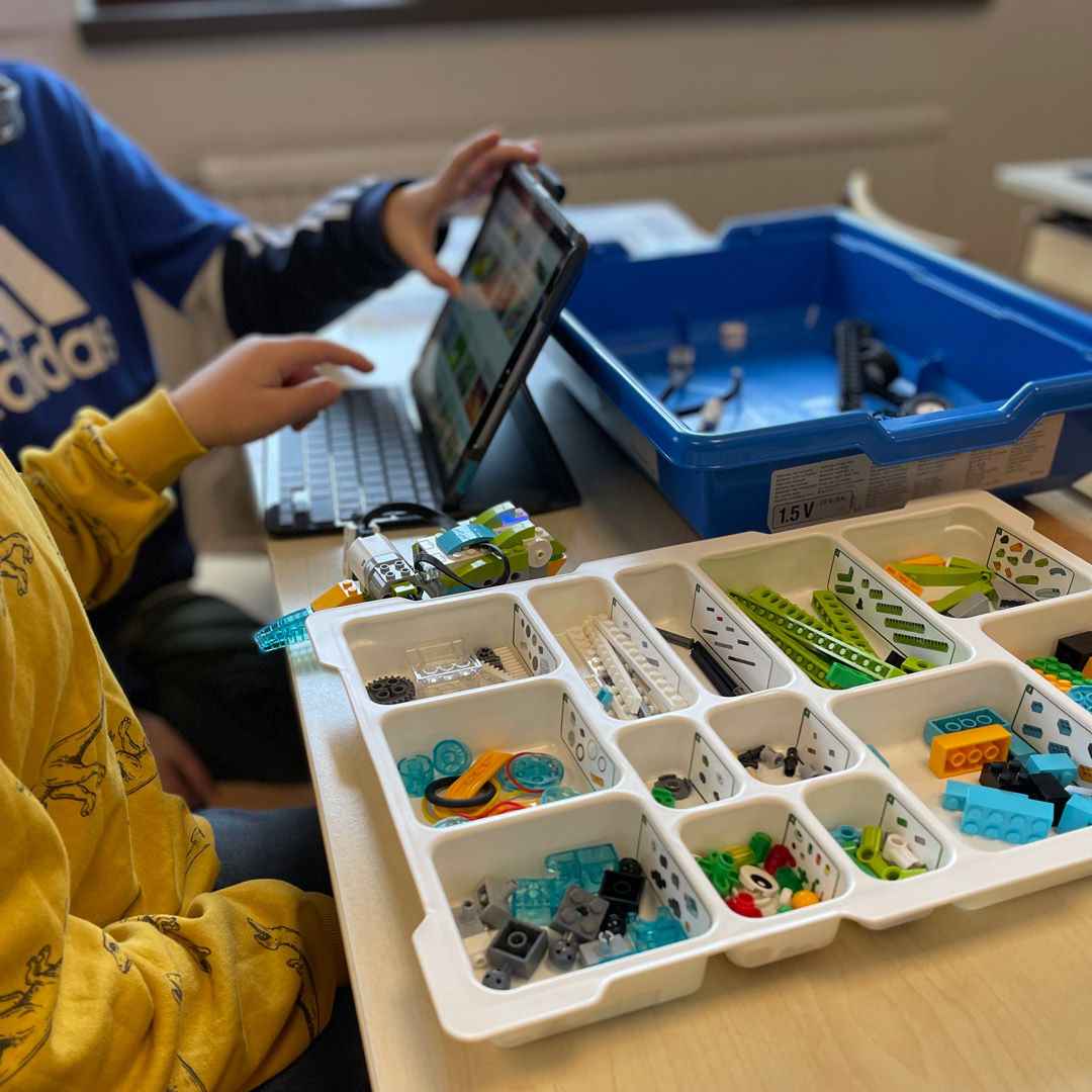 Science Dalatour på besök på skolor i Dalarna och programmerar med eleverna.