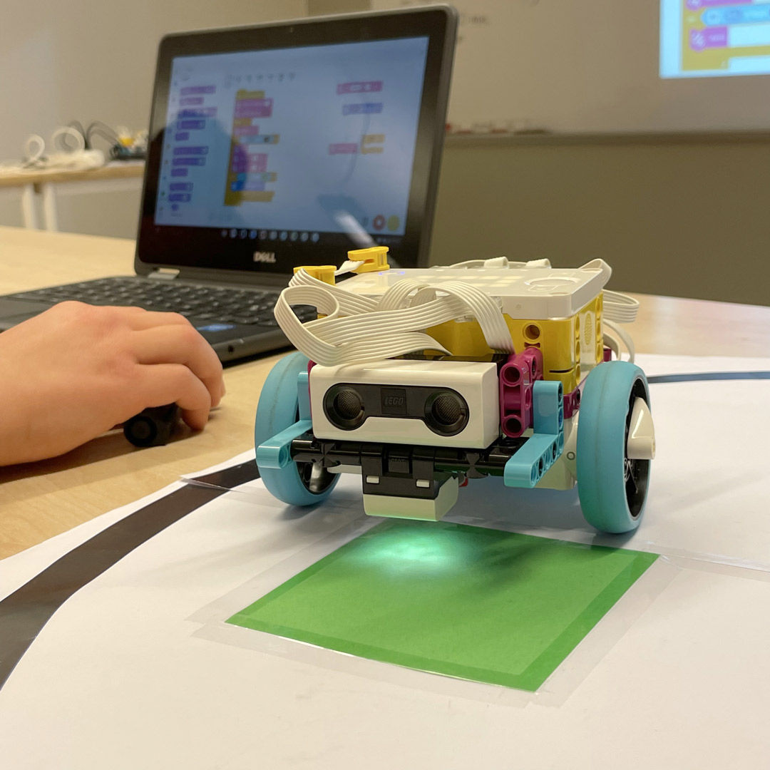 Science Dalatour på besök på skolor i Dalarna och programmerar med eleverna.