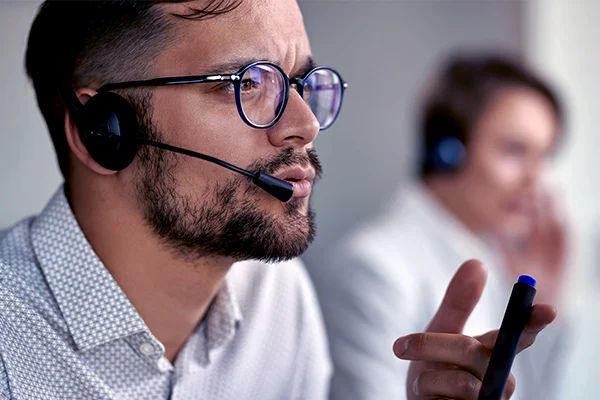 Mann mit Headset beim Remote-Support