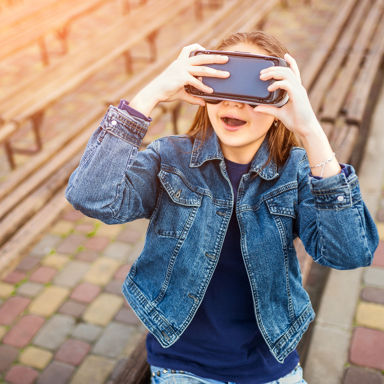 Mädchen lacht und schaut durch eine VR-Brille