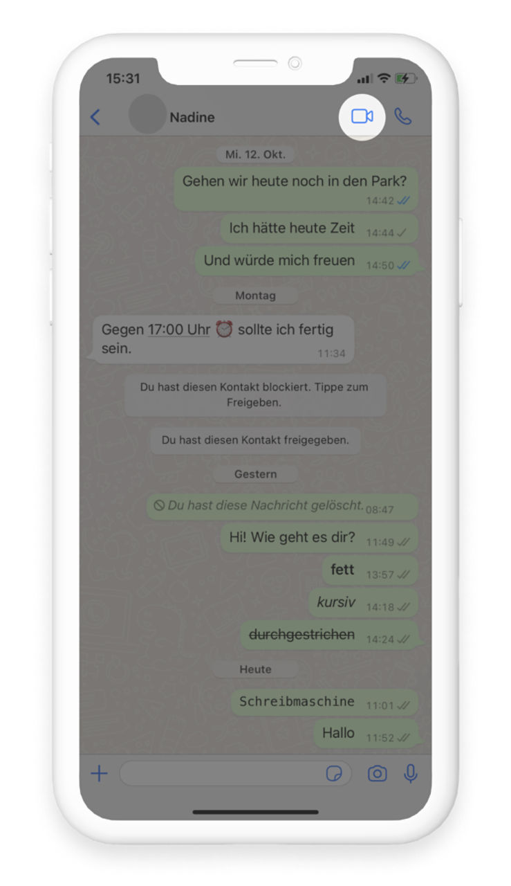 Im Screenshot eines WhatsApp Chats ist das Kamera-Symbol oben rechts hervorgehoben.