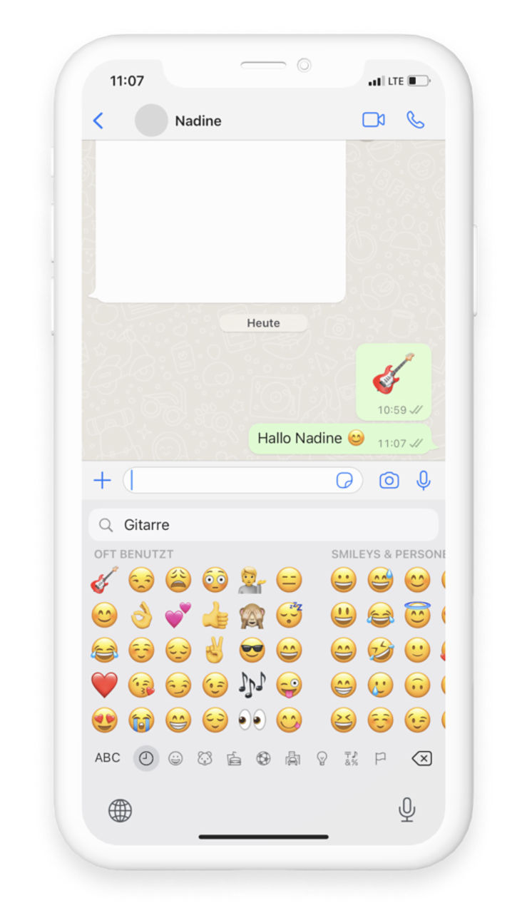 Im WhatsApp Chat können Emojis mit Text versendet werden