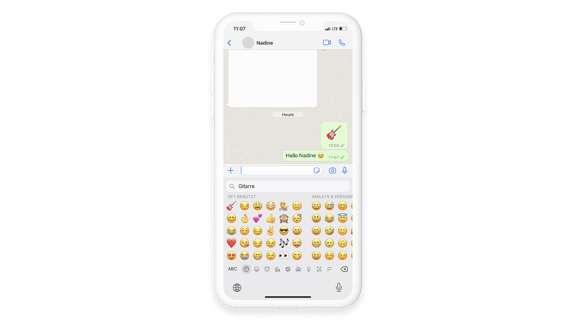 Im WhatsApp Chat können Emojis mit Text versendet werden