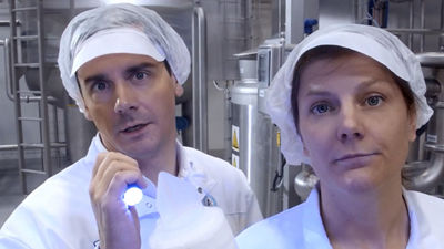 Tetra Pak Mitarbeiter; einer hält Taschenlampe