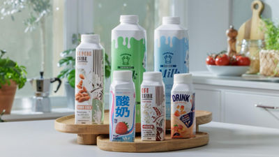 Verschiedene Tetra Pak Verpackungen auf Tisch