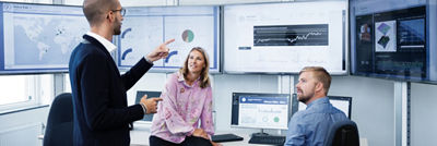 产品室中的女人