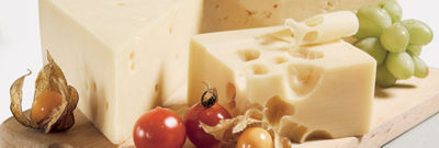 Auswahl an Hartkäse auf einem Holzbrett