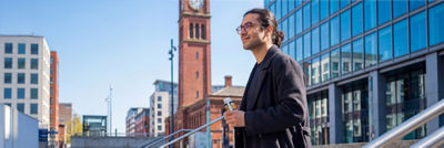 Merdivenlerden çıkan adam, arkasını dönüyor