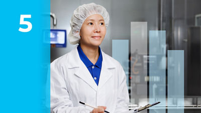 Mujer en producción de queso de Tetra Pak